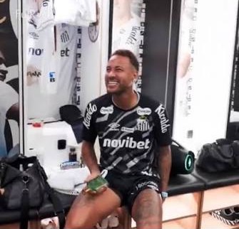 Neymar utilizando Creed Wild Vetiver, la inspiración de Club de Nuit Elite